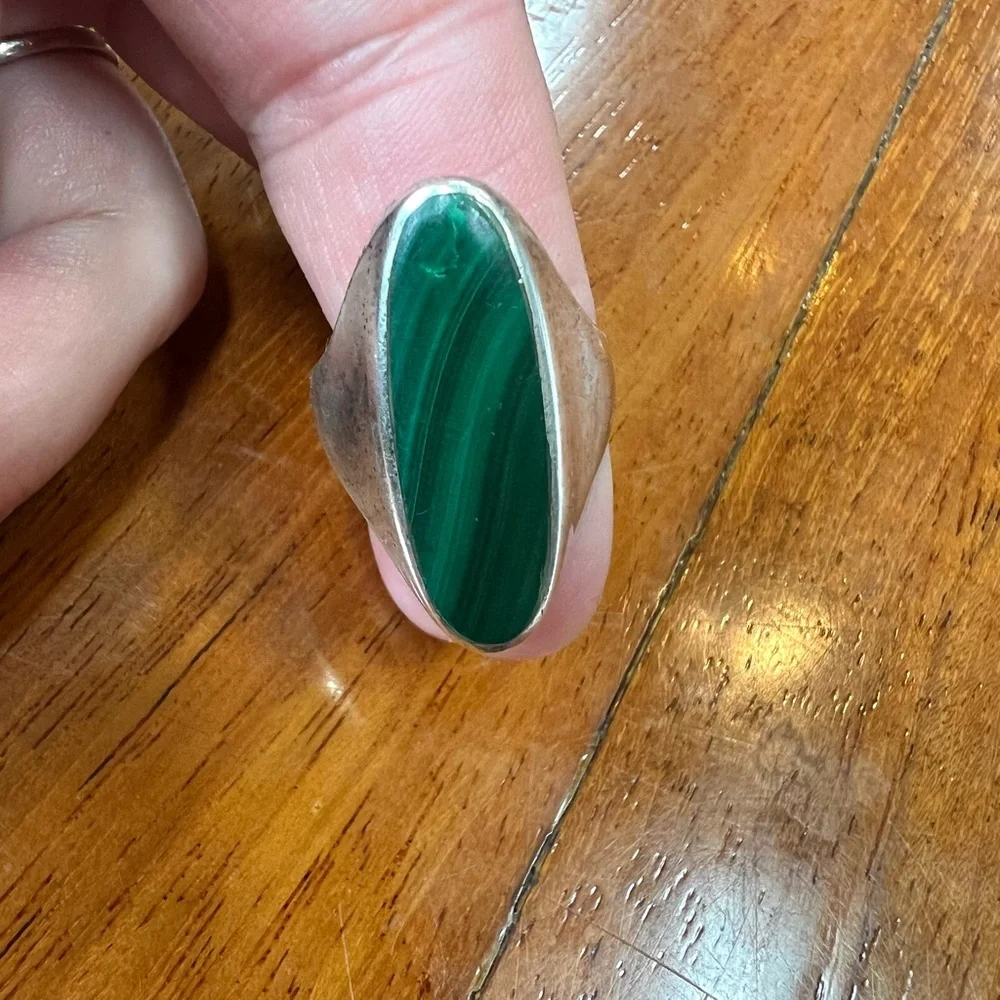 Vintage Sterling Silver Unisex Ring with Oval Malachite Stone